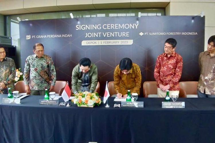 Pengembang Gardens at Candi Sawangan, PT.Graha Perdana Indah menggelar prosesi Signing Ceremony Bersama PT. Sumitomo Forestry Indonesia untuk mengembangkan kawasan hunian terbaru berkonsep Jepang pertama didalam Kawasan perumahan Gardens at Candi Sawangan. Kawasan ini nantinya akan merangkum sebanyak 305 unit rumah dan 41 unit ruko di atas lahan seluas 5,7 hektar. Tampak dalam gambar: (Kiri ? Kanan) Indra Bachtiar - Accounting Director of PT Graha Perdana Indah, Slamet Dwi Warno, Project Director of PT Graha Perdana Indah, Aditya Sutanto, President Director of PT Graha Perdana Indah, Kenji Inui, Executive Officer of Sumitomo Forestry CO., LTD, Amane Hatanaka, President of PT. Sumitomo Forestry Indonesia dan Fumihide Nakatsu - Vice President of PT. Sumitomo Forestry Indonesia.