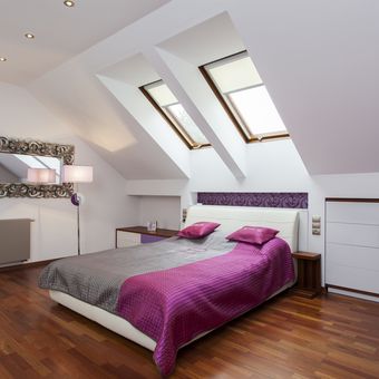 Kamar tidur dengan lantai kayu tanpa karpet