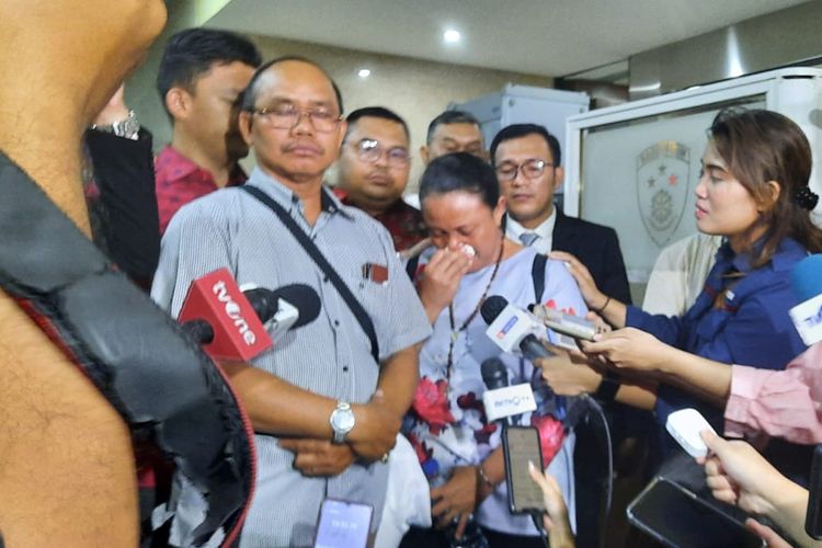 Ayah dan Ibu Bripda IDF, Y Pandi dan Inosensia Antonia Tarigas di Lobi Bareskrim, Mabes Polri, Jakarta, Jumat (4/8/2023).