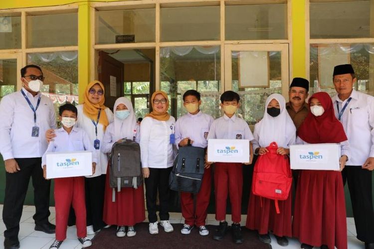 Taspen menyerahkan tiga unit laptop untuk tiga orang siswa berprestasi, 50 buah tas sekolah, celengan dan bingkisan kepada kelas Srikandi Mengajar, serta 500 setel seragam sekolah.