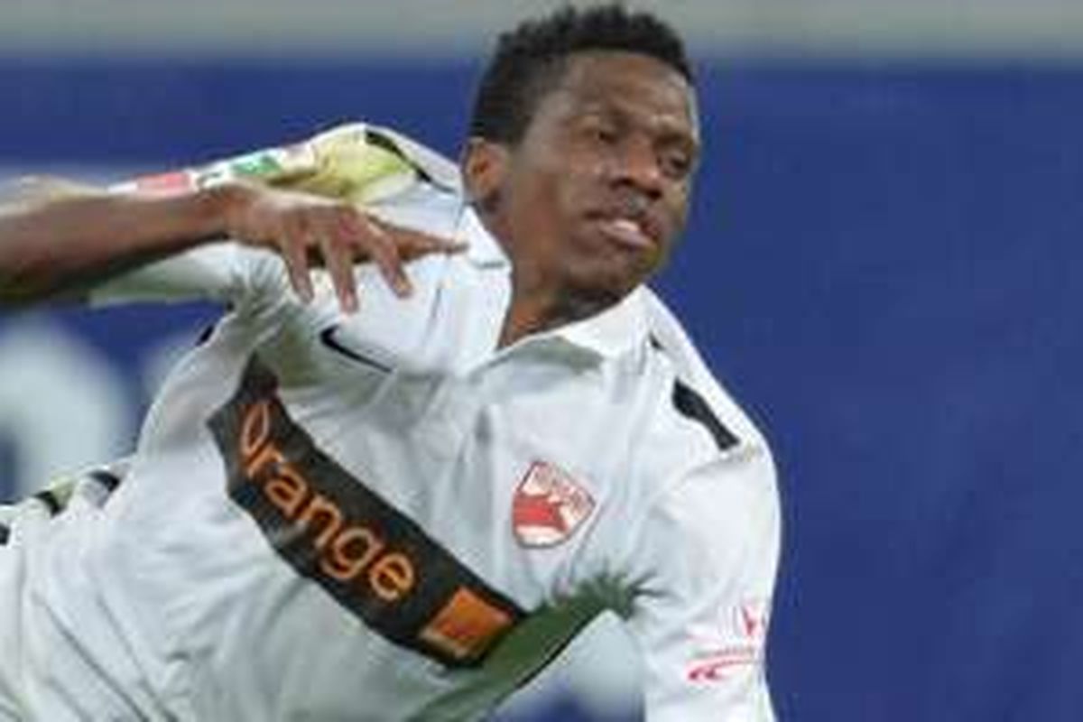 Gelandang Dinamo Bucure?ti asal Kamerun, Patrick Ekeng terjatuh saat membela timnya ketika bertanding lawan FC Viitorul Constan?a pada Jumat (6/5/2016) sore waktu Rumania. Nyawa Ekeng tak tertolong sesampainya di rumah sakit. 