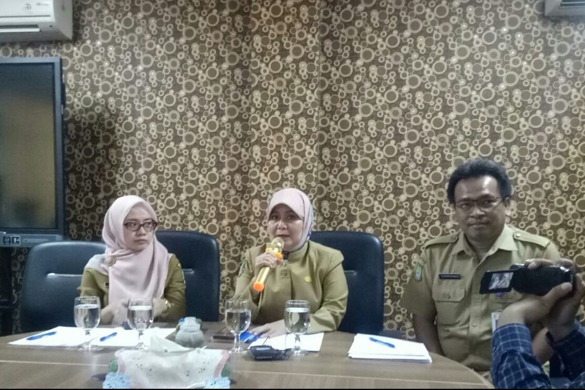 Kepala Dinas Kesehatan Kota Tangerang, Liza Puspitadewi saat menjelaskan perubahan SOP aambulan yang akan diberlakukan di 36 puskesmas di Kota Tangerang. Perubahan tersebut dilakukan setelah adanya kasus paman yang menggendong jenazah ponakannya karena tak dapat ambulan di Puskesmas Cikokol Kota Tangerang, Jumat (23/8/2019) lalu