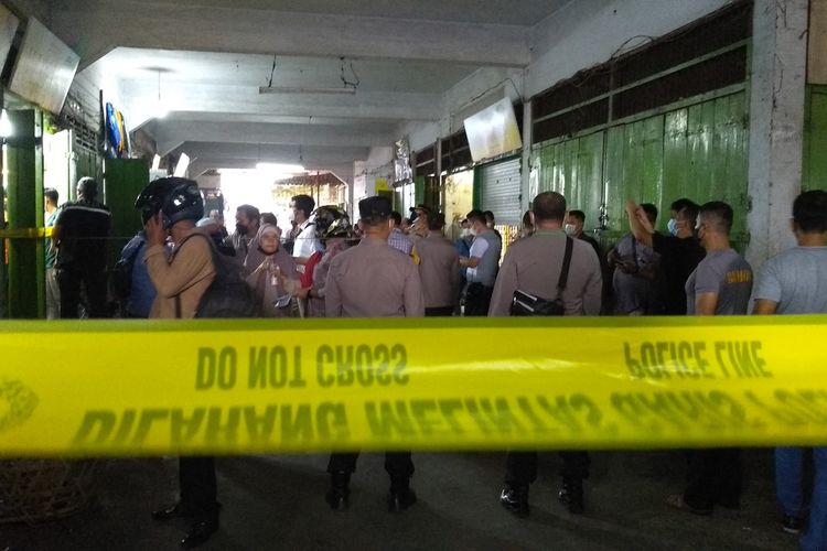 Polisi memasang garis polisi di sekitar lokasi perampokan toko emas di Pasar Tradisional Simpang Limun, Medan pada Kamis (26/8/2021) siang.