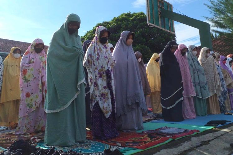 Ratusan siswa-siswi SMP Negeri 5 Purwokerto, Kabupaten Banyumas, Jawa Tengah, menggelar shalat gaib untuk korban meninggal dunia akibat gempa Cianjur, Jawa Barat, Jumat (25/11/2022) pagi.