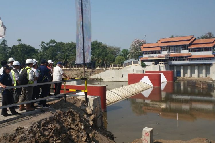 Kondisi pembangunan Bendung Karet Tirtonadi di Kota Solo, Jawa Tengah, Kamis (19/7/2018).