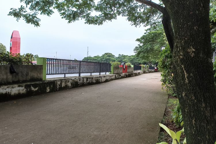 Jalur untuk berjalan kaki di Taman Gajah Tunggal, Kota Tangerang.