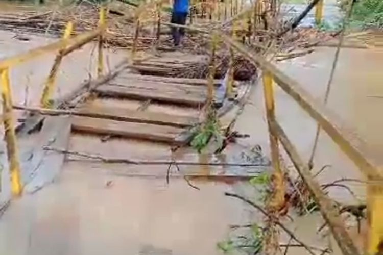 Jembatan rusak dihantam banjir di Desa Air Sebayur, Kecamatan Pinang Raya, Kabupaten Bengkulu Utara, Provinsi Bengkulu