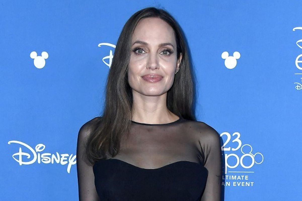 Aktris Angelina Jolie menghadiri acara Go Behind The Scenes with Walt Disney Studios pada perhelatan D23 Expo 2019 di Anaheim Convention Center di Anaheim, California, pada 24 Agustus 2019. 