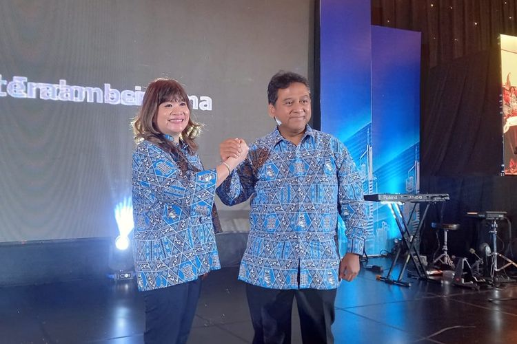 Ketua Umum Apindo periode 2023-2028 Shinta W. Kamdani bersama  Ketua Umum APINDO periode 2018-2023 Hariyadi B. Sukamdani dalam Musyawarah Nasional (MUNAS) XI Apindo yang digelar di Hotel JS Luwansa, Kuningan, Jakarta, Kamis (15/6/2023).  