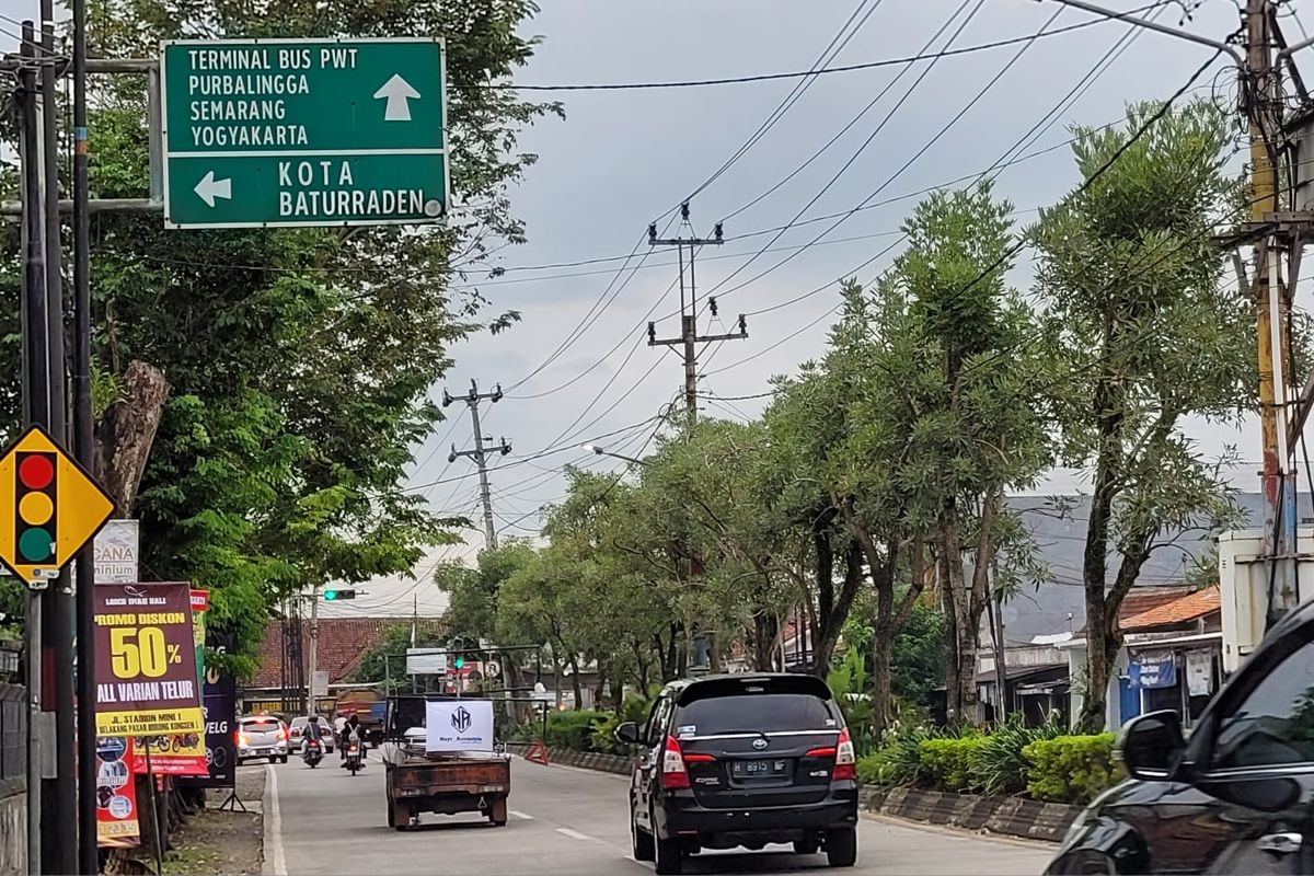 Salah satu lampu lalu lintas di Jalan Gerilya Purwokerto, Kabupaten Banyumas, Jawa Tengah, Selasa (2/4/2024).