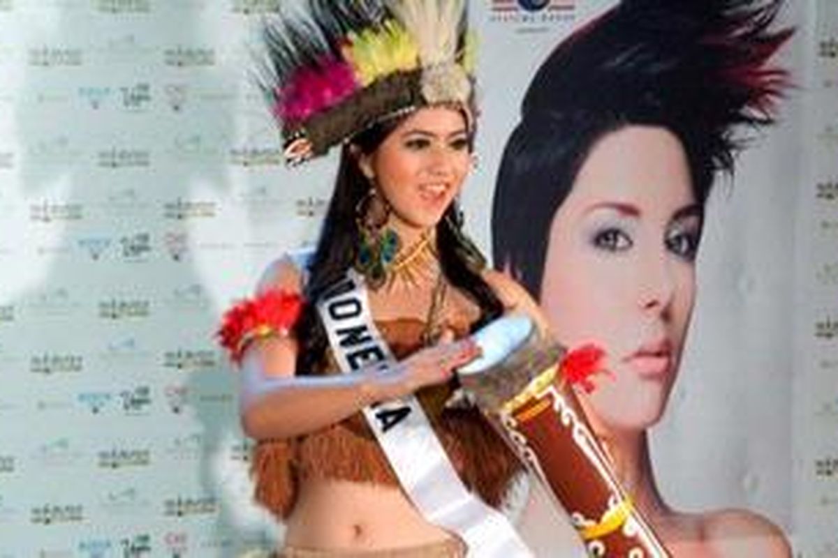 Putri Indonesia 2009, Qory Sandioriva, berpose mengenakan pakaian khas Papua dalam kontes kostum di ajang Miss Universe 2010 di Mandalay Bay Resort and Casino, Las Vegas, Senin (16/8/2010) waktu setempat.