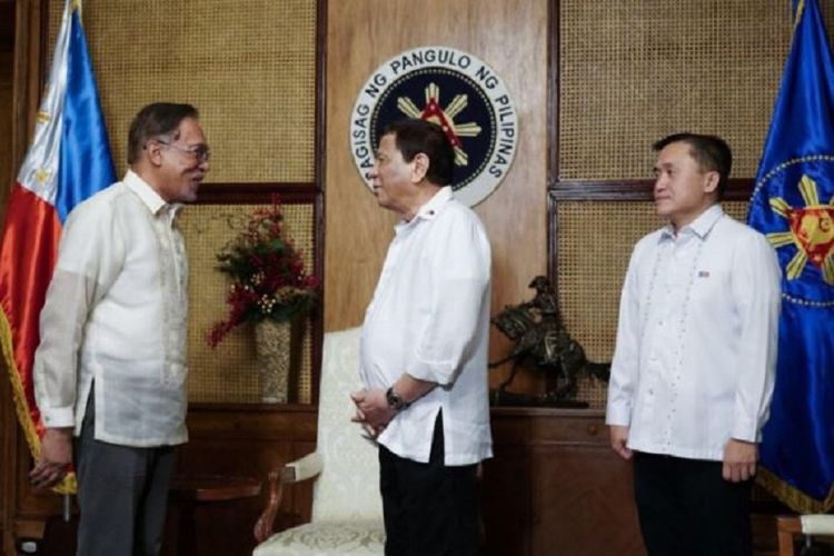 Anggota Parlemen Port Dickson Anwar Ibrahim (kiri) ketika bertemu Presiden Filipina Rodrigo Duterte di Istana Malacanang.