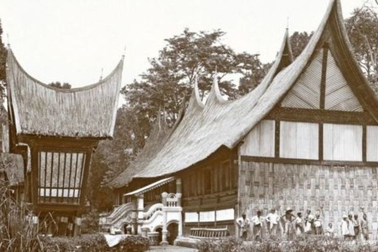 Rumah adat Minang di Bukittinggi, Sumatera Barat, pada era pendudukan kolonial Belanda sebelum 1920.