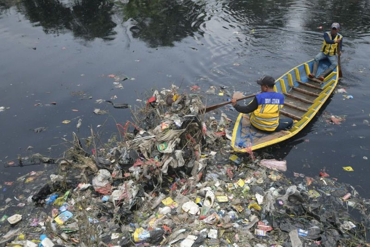 Petugas membersihkan sampah di Oxbow Cicukang, Desa Mekarrahayu, Kecamatan Margaasih, Kabupaten Bandung, Selasa (28/1/2025).