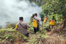 Melawan Api di Medan Sulit demi Selamatkan Riau