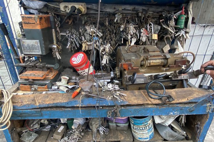 Dari Kikir Manual ke Mesin Otomatis, Jejak Transformasi Tukang Duplikat Kunci di Ragunan