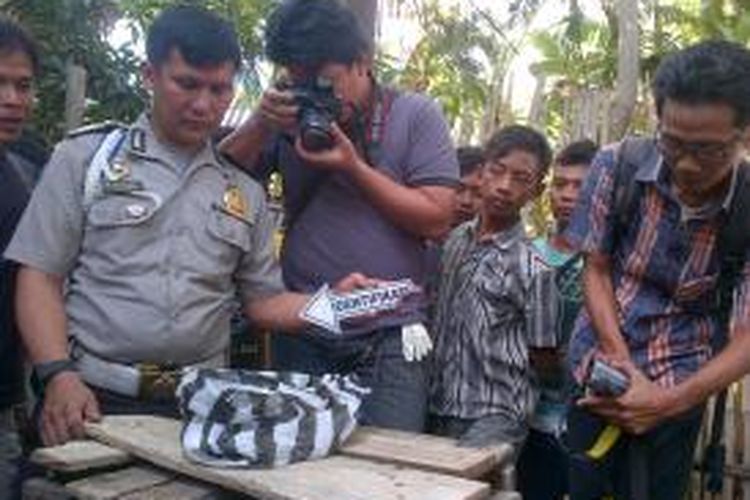 Tim olah TKP Polres Brebes, Jawa tengah, melakukan identifikasi pada tas plastik yang diduga berisi Janin bayi. Tas plastik itu ditemukan warga Desa Sigambir, Brebes, Jumat (22/11/2013) siang.