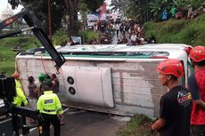 Bus Terguling di Karanganyar, Penumpang Pecahkan Kaca untuk Selamatkan Diri