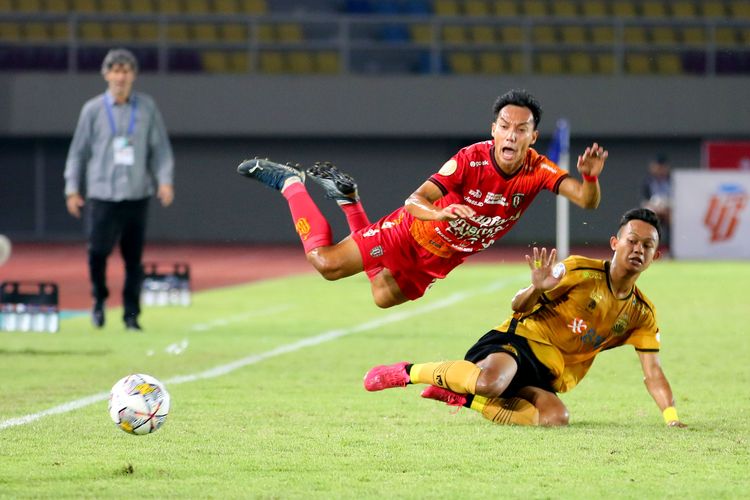 Pemain Bali United Novri Setiawan berduel dengan Bhayangkara FC Sany Rizki saat pertandingan pekan ke-13 Liga 1 2022-2023 yang berakhir dengan skor 0-3 di Stadion Monahan Solo, Kamis (8/12/2022) malam.
