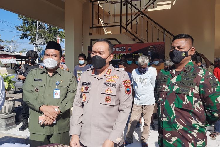 Bupati Blora, Arief Rohman, Kapolres Blora, AKBP Wiraga Dimas Tama dan Dandim 0721/Blora, Letkol Inf Andy Sulistyo Kurniawan Putro merilis kasus dugaan penyebaran selebaran provokatif di Mapolres Blora, Kamis (12/8/2021)