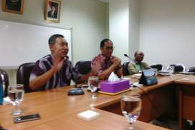 Direktur Utama PT Brantas Abipraya Bambang Esti Marsono (kiri foto) dan Komisaris Utama PT Brantas Abipraya Haryadi (kanan) saat jumpa pers di kantor  PT Brantas Abipraya di Cawang, Jakarta Timur, Jumat (1/4/2016)