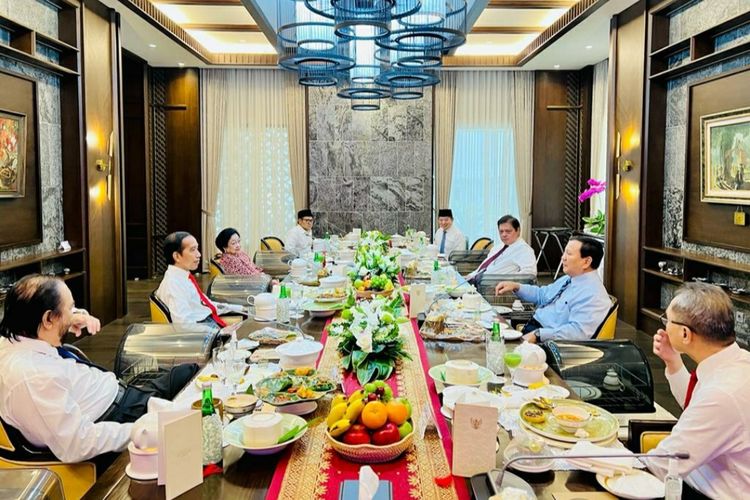 Presiden Joko Widodo dan tujuh ketua umum partai politik (parpol) koalisi saat makan siang bersama di Presidential Lounge pada Rabu (15/6/2022).