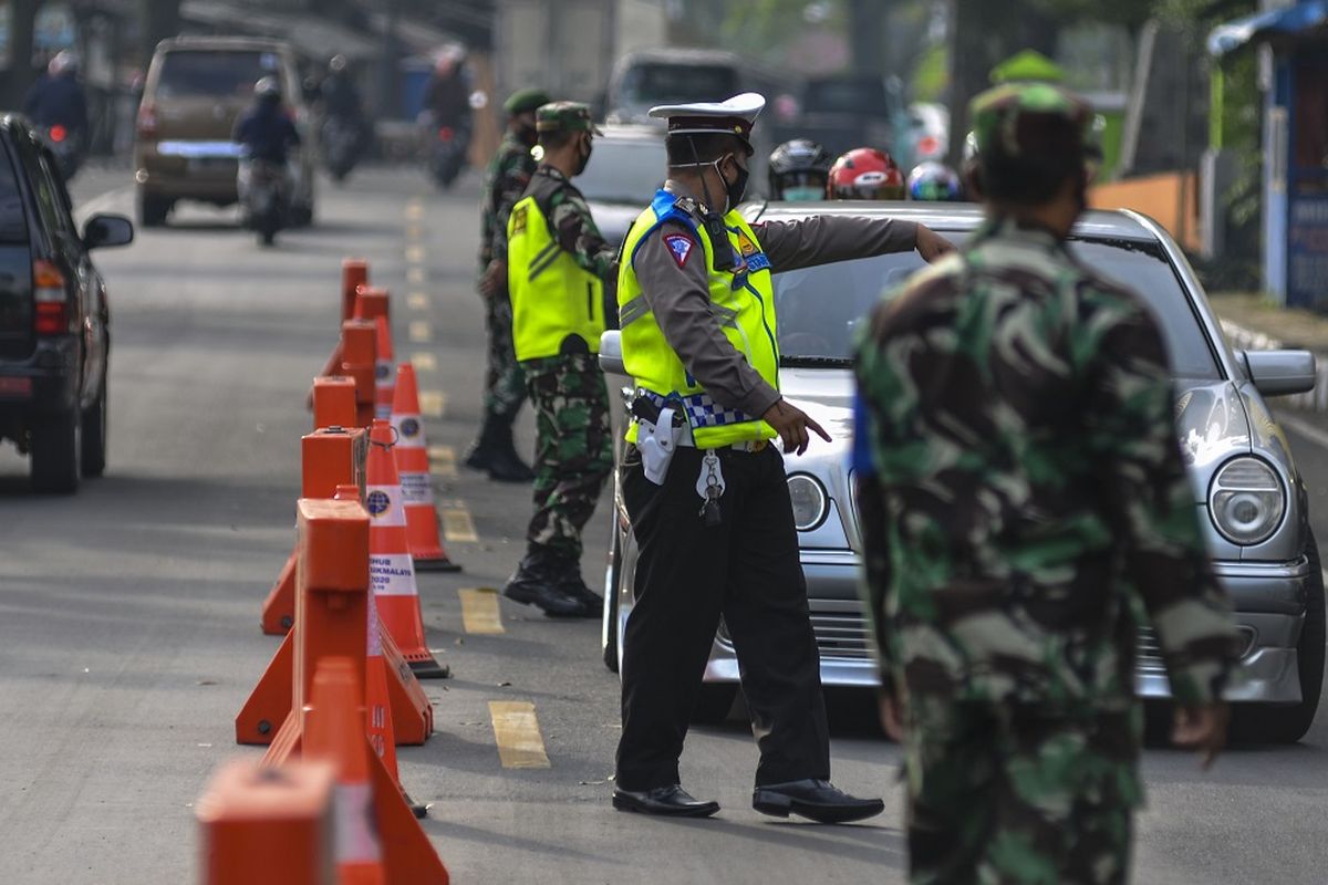 Petugas gabungan memeriksa kendaraan pemudik yang melintasi Jalur Selatan di Pos penyekatan Parakan Honje, Indihiang, Kota Tasikmalaya, Jawa Barat, Kamis (6/5/2021). Polri menambah titik posko penyekatan larangan mudik Lebaran sebanyak 381 titik dari sebelumnya 333 lokasi senusantara, sementara untuk wilayah Jabar terdapat sebanyak 158 titik posko penyekatan. ANTARA FOTO/Adeng Bustomi/foc.