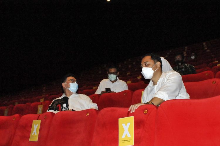 Wali Kota Surabaya Eri Cahyadi bersama Forum Komunikasi Pimpinan Daerah (Forkopimda) melakukan inspeksi mendadak (sidak) ke salah satu bioskop di Tunjungan Plaza, Surabaya, Sabtu (3/4/2021) malam.