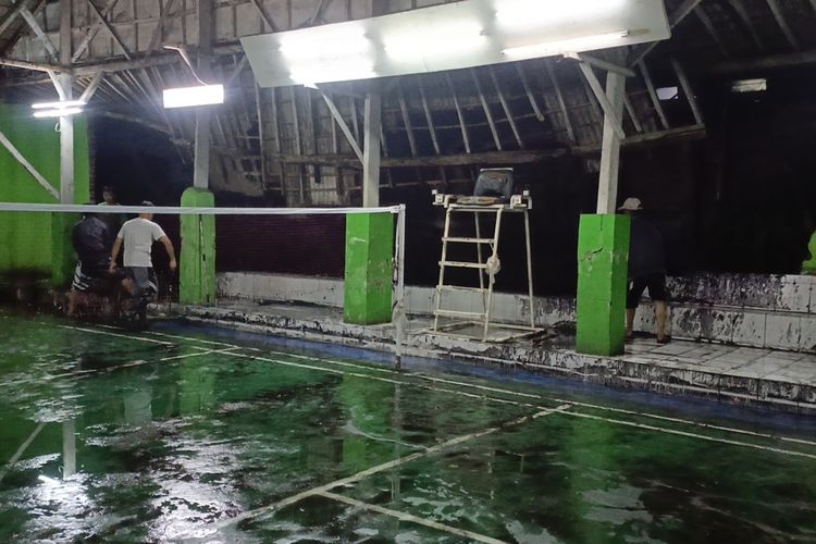 Dua mobil milik warga di Kampung Cicukang RT 01 RW 01, Desa Mekarrahayu, Kecamatan Margaasih, Kabupaten Bandung, Jawa Barat, hanyut akibat luapan anak sungai Citarum, Senin (1/12/2025)