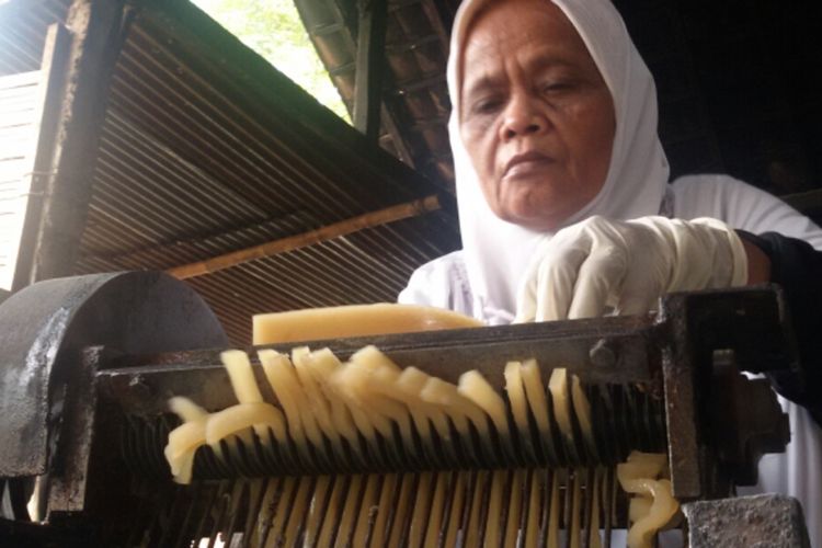 Kerupuk Rambak ?Eco? dari bahan tapioka produksi rumahan di Lendah, Kulon Progo, Yogyakarta.