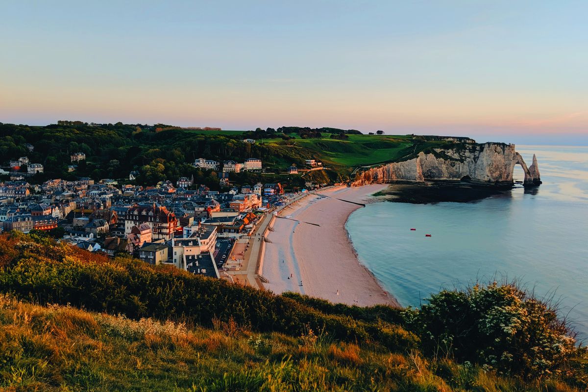 Ilustrasi Perancis - Pemandangan Etretat di Seine-Maritime, Perancis (Photo by MITCH BOEHN on Unsplash).