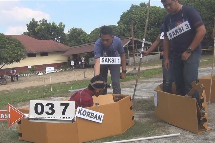 Salah saru adegan saat salah satu pelaku membacok korban Karoman (diperankan oleh pengganti) hingga terjatuh di atas perahu. Saat Karoman jatuh pelaku lalu membacok leher Karoman hingga putus.