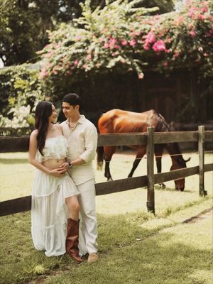 Alyssa Daguise tampil anggun saat maternity shoot dengan top renda Ronny Kobo & rok maxi Lovers & Friends. Intip detailnya.