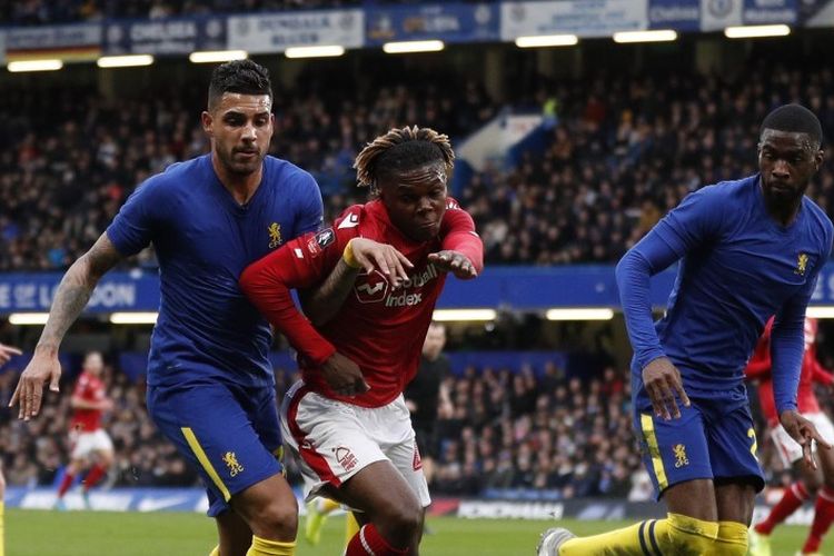 Emerson Palmieri (kiri) berduel dengan Alex Mighten (tengah) pada laga babak ketiga Piala FA antara Chelsea vs Nottingham Forest di Stadion Stamford Bridge, Minggu 5 Januari 2020.