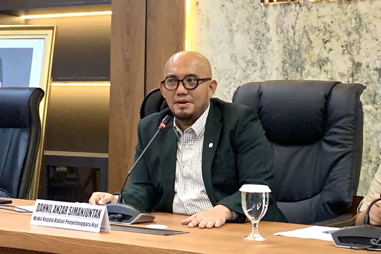 Wakil Kepala Badan Penyelenggara Haji (BP Haji) RI Dahnil Anzar Simanjuntak saat konferensi pers kepulangan jemaah haji 2025, di Kantor BP Haji, Thamrin, Jakarta Pusat, Rabu (11/6/2025) malam.