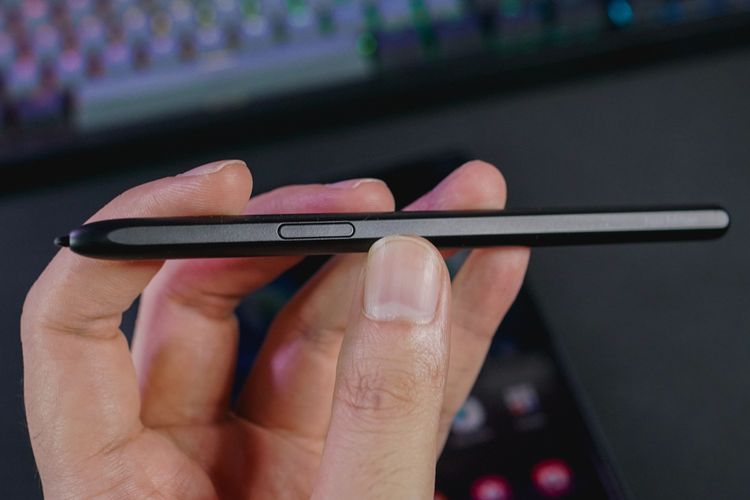 Stylus untuk Galaxy Z Fold 3 ditawarkan dalam dua jenis, yakni S Pen Fold Edition yang tidak memiliki sambungan Bluetooth, dan S Pen Pro yang terhubung ke ponsel dengan Bluetooth serta memiliki fungsi lebih lengkap. Ukurannya lebih besar dibandingkan S Pen di Galaxy Note, lebih mirip dengan stylus di tablet Galaxy Tab.
