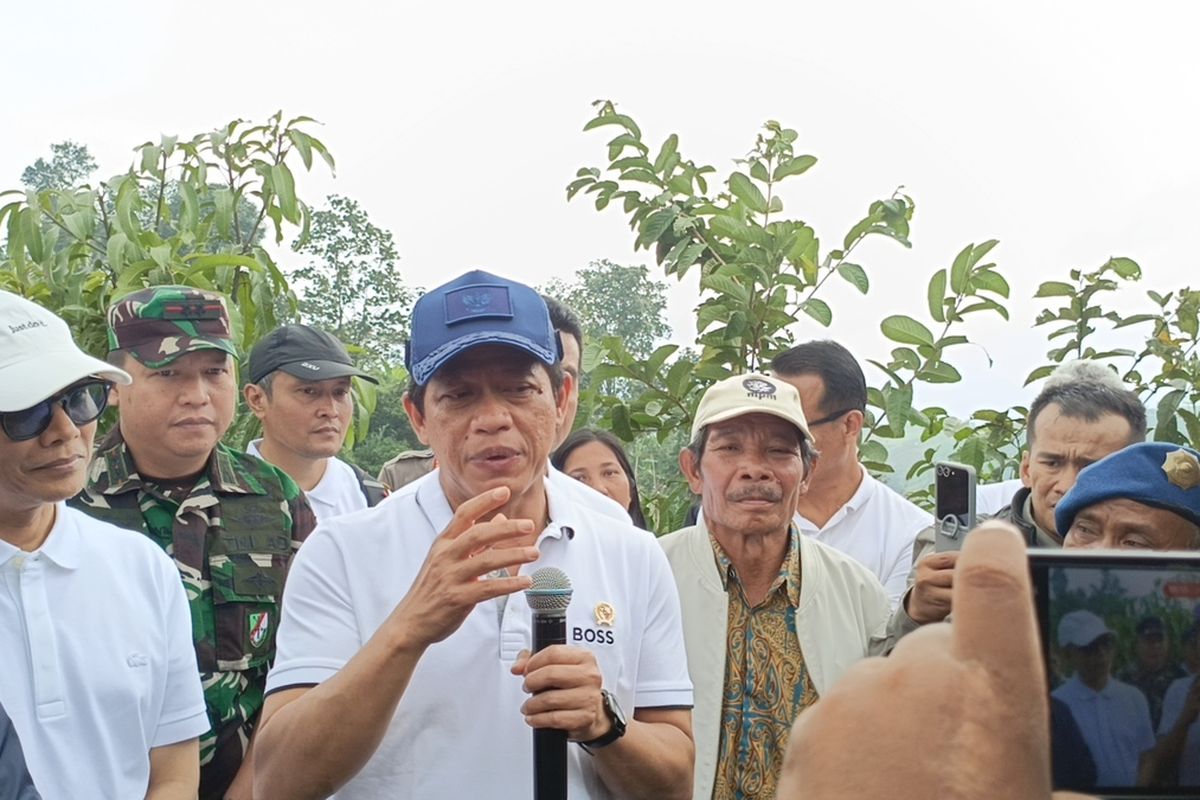 Menteri Lingkungan Hidup, Hanif Faisol Nurofiq saat diwawancarai di lereng Gunung Mandalasari, Kecamatan Cikancung, Kabupaten Bandung, Jawa Barat, Minggu (2/2/2025)