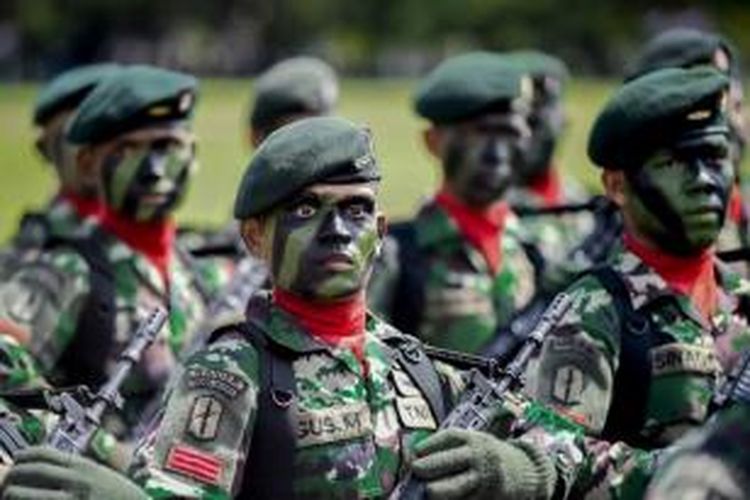 Pasukan TNI Kodam Iskandar Muda saat defile pasukan pada upacara peringatan HUT Ke-69 TNI di Lapangan Blangpadang, Banda Aceh, Selasa (7/10/2014).