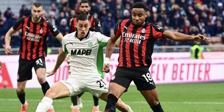 Christopher Nkunku (kanan) diadang oleh Jay Idzes dalam pertandingan sepak bola Serie A Liga Italia antara AC Milan vs Sassuolo di Stadion San Siro di Milan, Italia pada 14 Desember 2025. (Photo by Piero CRUCIATTI / AFP)