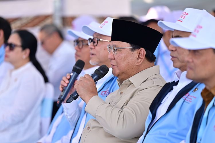 Presiden Prabowo Subianto menyapa dan berdialog bersama sejumlah kepala daerah di berbagai wilayah dalam peluncuran Koperasi Desa Merah Putih di Klaten, Jawa Tengah, Senin (21/7/2025). 