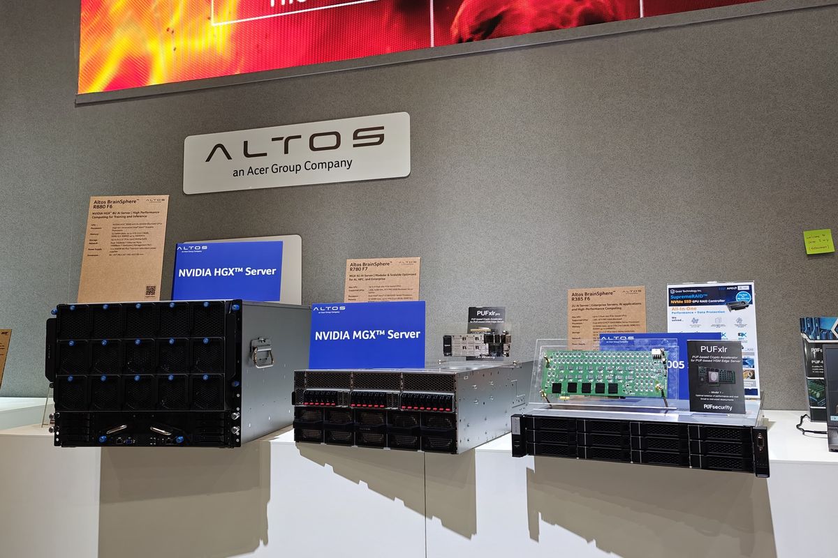 Deretan server dari Altos (Acer Group) yang dipamerkan di booth Acer, Computex 2025
