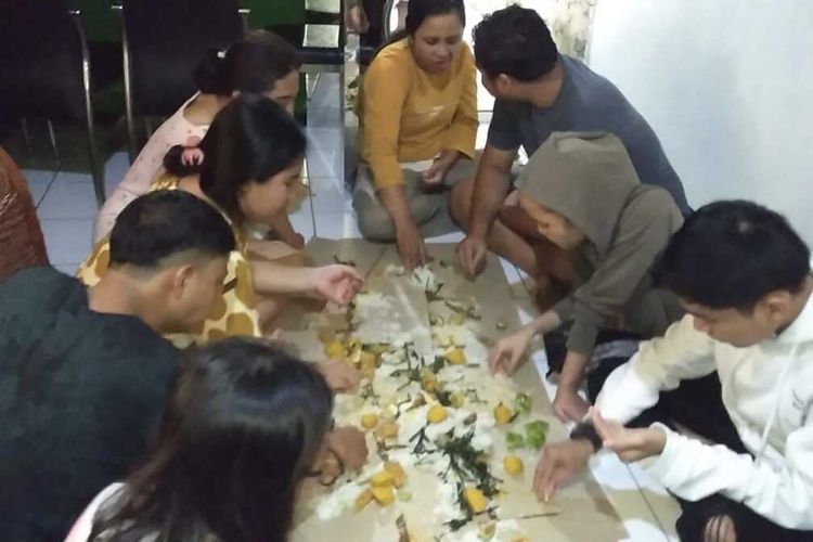 Keluarga Rifki Maulana Dirgantara (29) menggelar acara munggahan makan bersama sehari sebelum puasa Ramadhan 1445 Hijriah di kediaman orang tuanya di Jalan Cisaranten Kulon, Kota Bandung, Jawa Barat, Senin (11/3/2024).