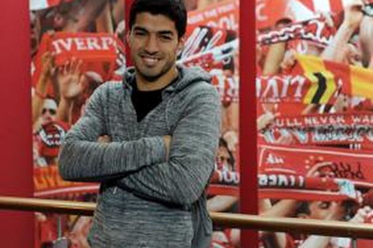 Penyerang Liverpool Luis Suarez menandatangani kontrak baru untuk jangka waktu lama, di Melwood, Jumat (20/12/2013).