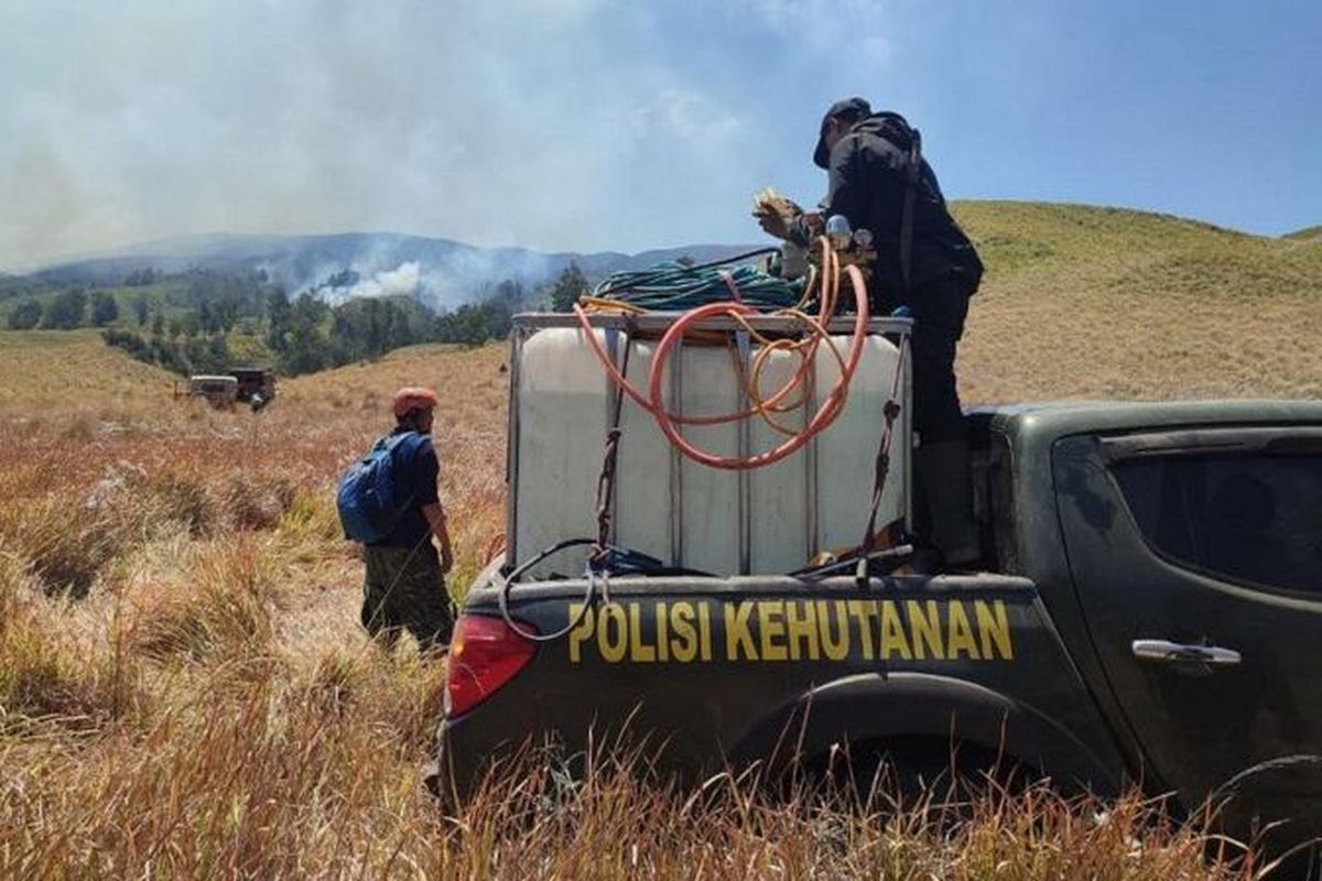Tandon air yang dibawa dengan mobil pikap dan disambung selang digunakan untuk upaya pemadaman di kawasan Bromo.
