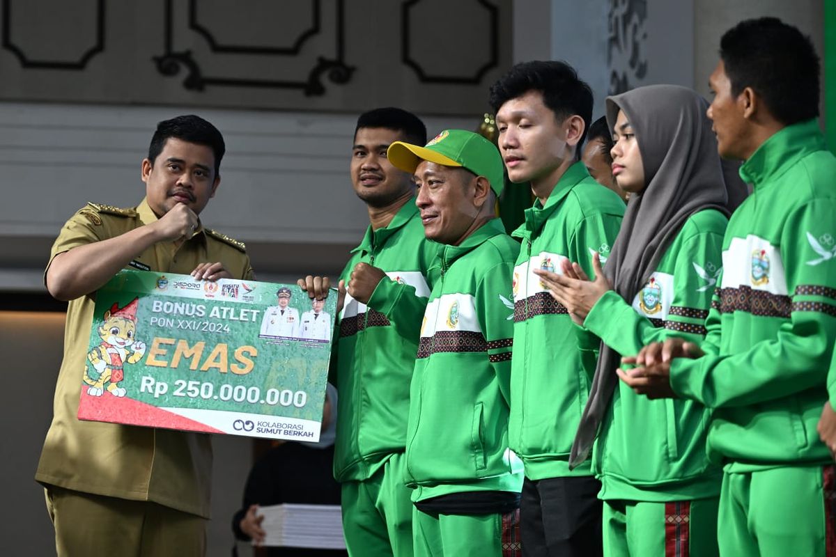 Gubernur Sumut, Bobby Nasution,  saat memberikan bonus kepada atlet PON yang meraih mendali emas di Kantor Gubernur Sumut, Selasa (25/3/2205) 