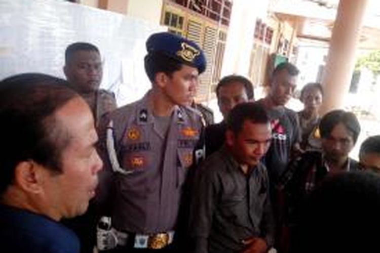 Sekertaris Daerah Nunukan Tomy harun Memberikan Penjelasan Kepada Peserta Tes yang Protes terjadinya penundaan.