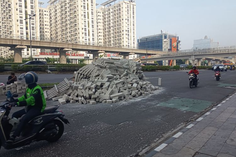 Sopir Mengantuk, Truk Pengangkut 8 Ton Hebel Terguling di MT Haryono Jaktim