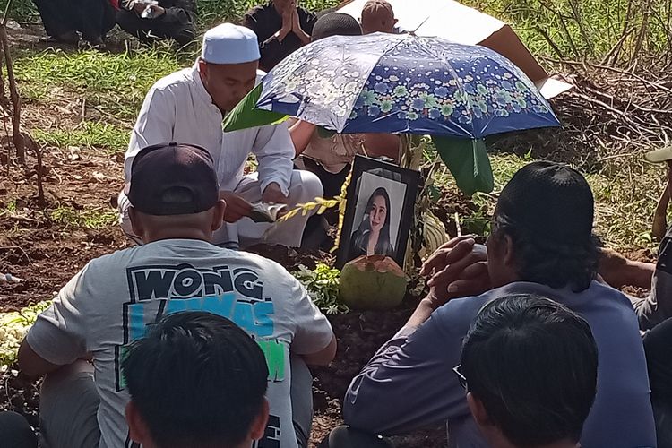 Jenazah WNI yang meninggal dunia di Australia yakni Armitha Safitri (30) dimakamkan di Kota Malang, Jawa Timur pada Minggu (23/7/2023), siang. 