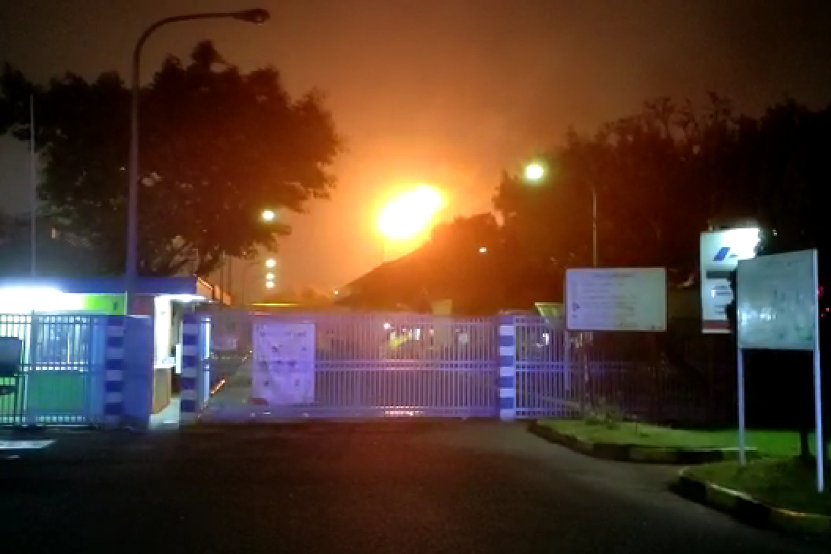 Video semburan api yang disebut terjadi di Cikarang, Kabupaten Bekasi, viral di media sosial sejak Senin (19/4/2021) malam.Belakangan diketahui, semburan api itu muncul dari perawatan rutin Stasiun Kompresor Gas (SKG) Pertamina, Tegal Gede, Cikarang.