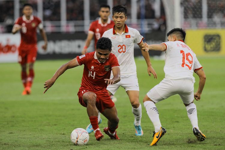 Pemain timnas Indonesia, Asnawi Mangkualam Bahar berebut bola dengan pemain timnas Vietnam, Nguyen Quang Hai pada leg pertama semifinal Piala AFF 2022 di Stadion Utama Gelora Bung Karno (SUGBK), Jakarta, Jumat (6/1/2023). Pertandingan ini berakhir dengan skor 0-0.